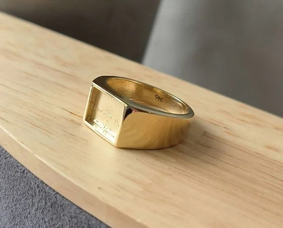 9k Gold Gent’s Rectangular Signet Ring