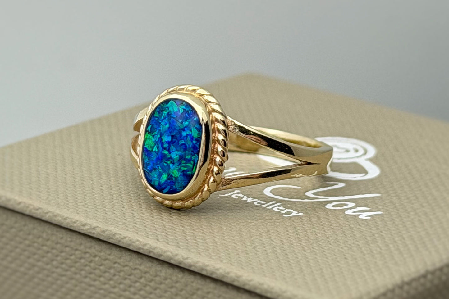 9k Gold Oval Rope Edged Ring