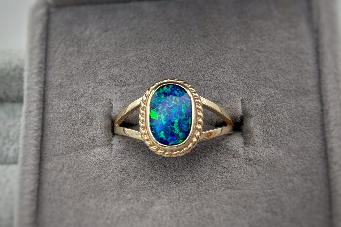 9k Gold Oval Rope Edged Ring