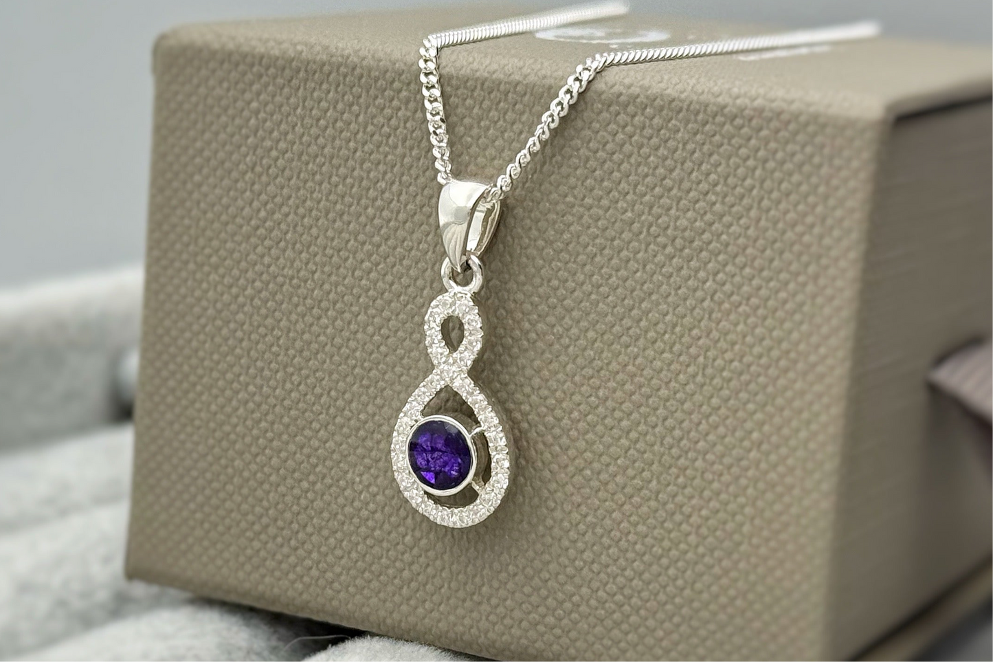 925 Silver Figure 8 Crystal Surround Pendant