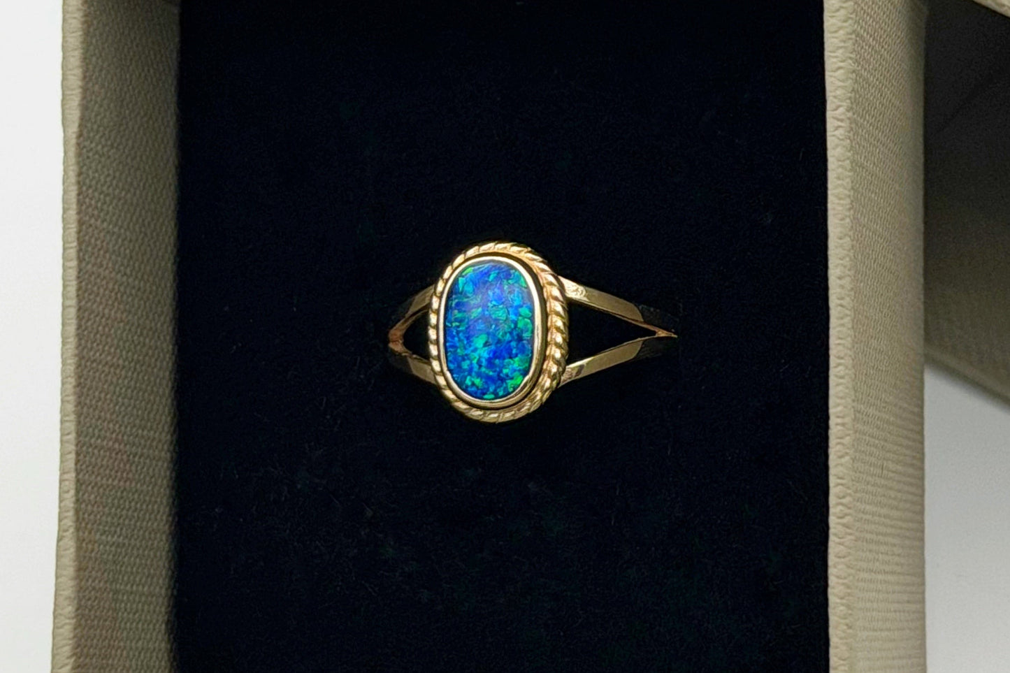 9k Gold Oval Rope Edged Ring